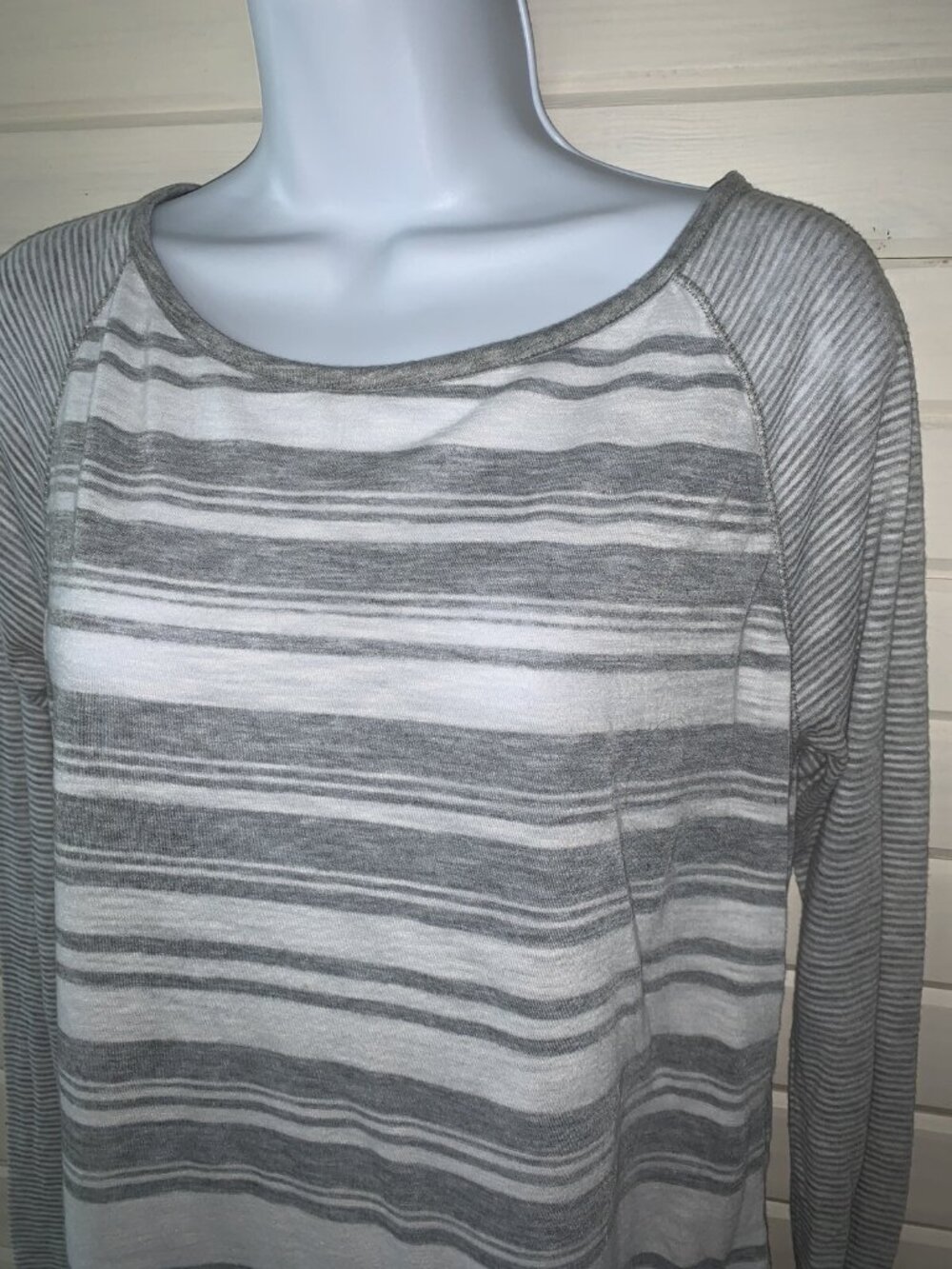 Athleta Sz MEDIUM Shanti Stripe Top Workout L/S Gray White Slub Knit *VGUC